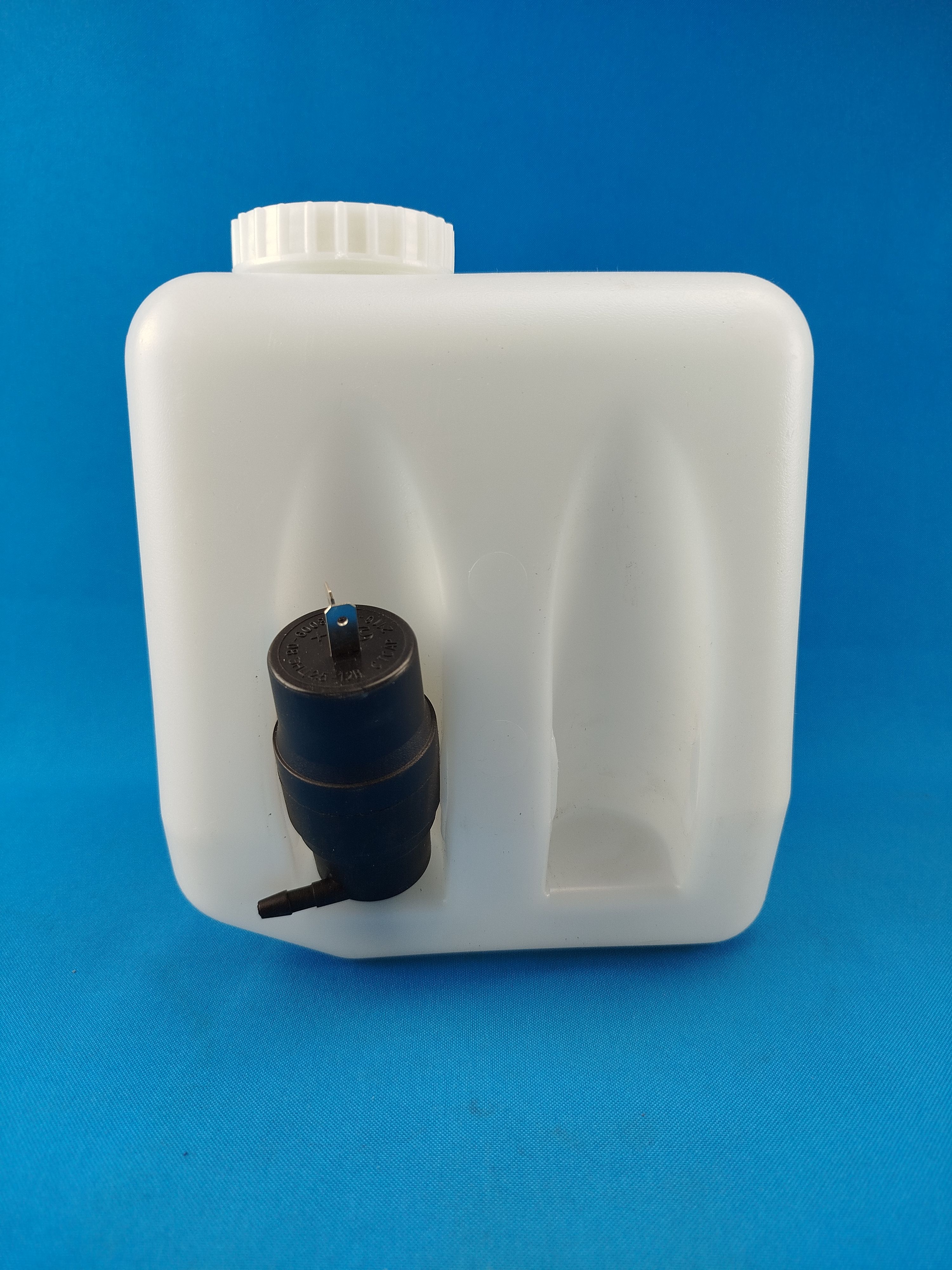 Бачокомывателя"UAD"дляавтомобилейВАЗ2101-07,21213,ОкаиГАЗельн/о,смотором2,2лвсборе