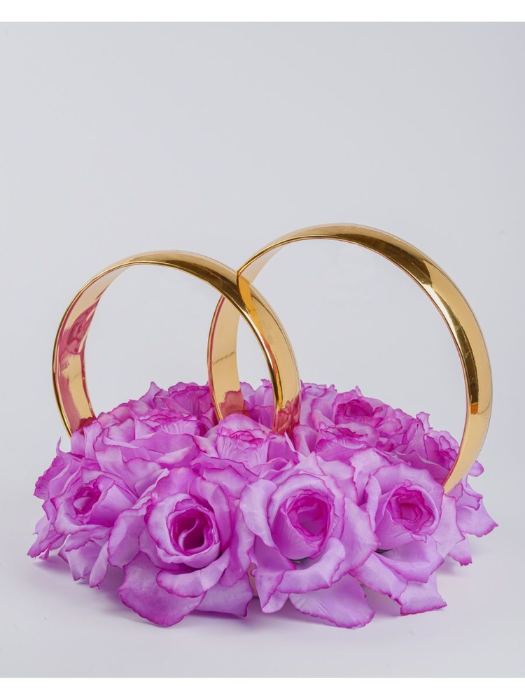 Украшение на крышу свадебного авто - золотые кольца на подставке из текстильных роз фиолетового цвета, #1