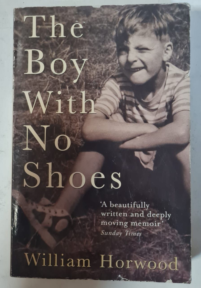 The Boy With No Shoes: A Memoir/Мальчик без обуви: Мемуары #1