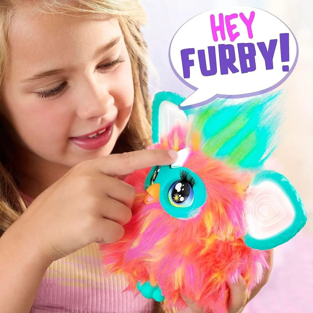 Реагирует на касания. Furby также реагирует на объятия, поглаживания по голове, встряхивания и кормление своей притворной пиццы (или вашего пальца - вкуснятина). Чем больше они играют, тем больше развлечений можно открыть