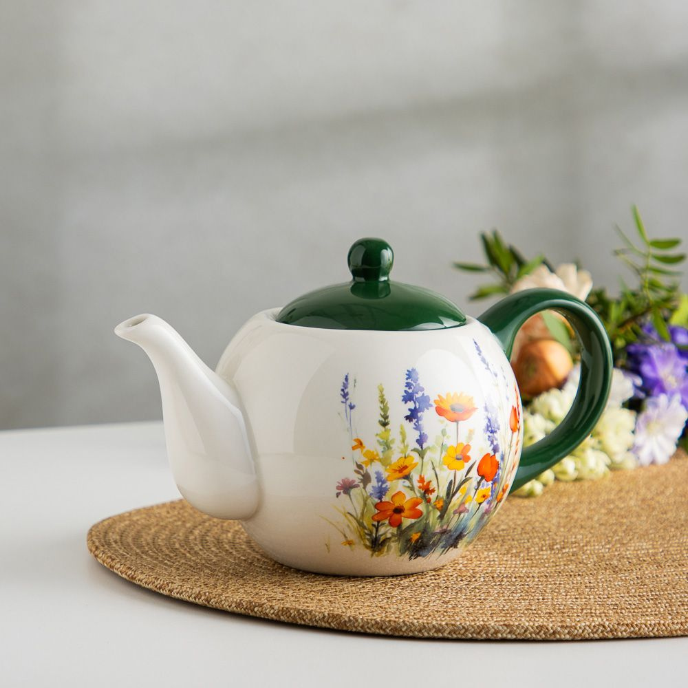 Чайник заварочный Полевые Цветы от Millimi - это не просто посуда, это настоящее произведение искусства, которое украсит вашу кухню и добавит летнего настроения в ваш дом. Этот заварочный чайник имеет объем 900 мл, что позволит приготовить большое количество чая одновременно, что особенно удобно, когда у вас приходят гости.