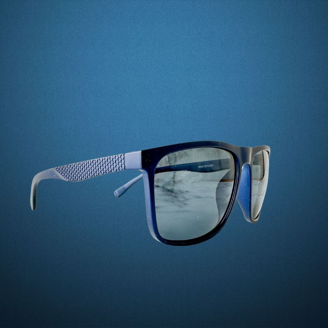 Изготовленные из высококачественных материалов, наши современные очки прослужат вам долгое время, сохраняя свой первоначальный вид и функциональность. Классический дизайн оправы в темно-синем цвете, удобные заушники и темный цвет линз делают их идеальным подарком для мужчин любого возраста, которые ценят качество и стиль..
