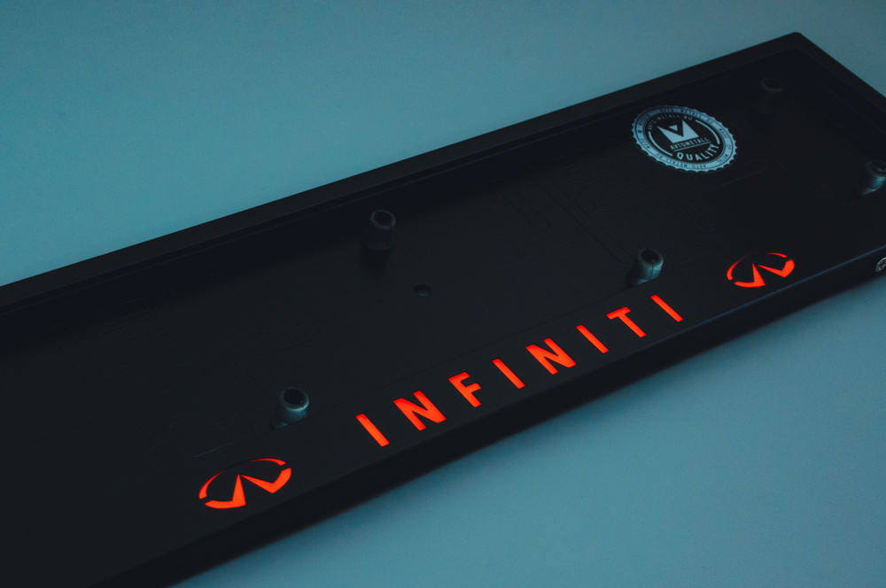 LED Рамка номерного знака с красной подсветкой надписи INFINITI из металла черная / Рамка для автомобиля #1