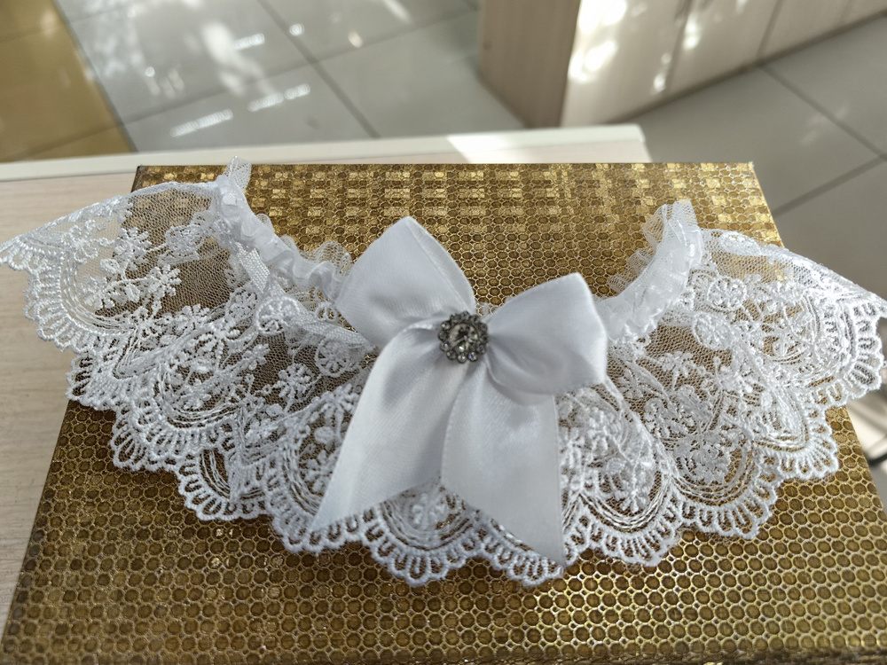 Подвязка для невесты кружевная в белом цвете с бантиком8.  #1
