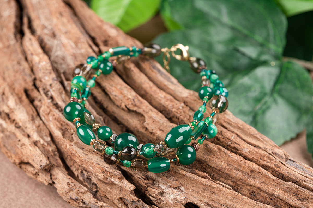 Трехрядный браслет из зеленого агата и раухтопаза "Габриэла". Отличное украшение для девушки из прекрасных камней, станет как отличным аксессуаром на каждый день, а также может стать отличным подарком для девушки или женщин.