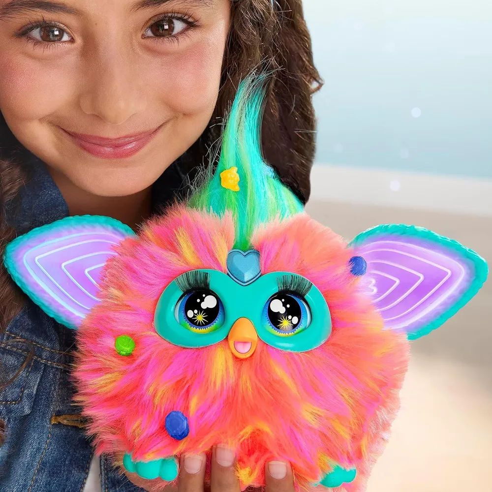 Ухаживайте и расчесывайте! Ухаживайте за Furby, кормите их и расчесывайте им волосы. Наряжайте их с помощью прикрепляемых бусин и делайте модные аксессуары, которые могут носить и дети