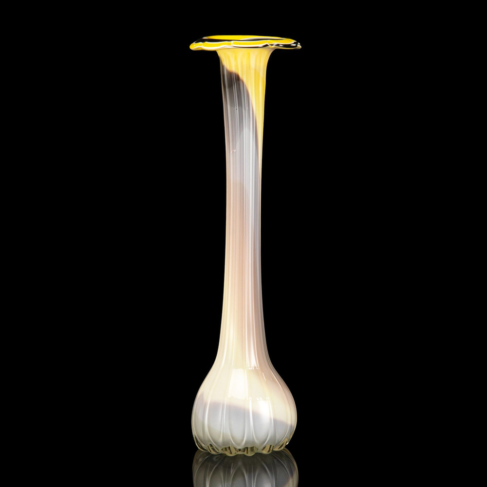 Высокая ваза с горлом в виде цветка, и рельефными элементами в виде спирали, стекло, гутная техника, #1