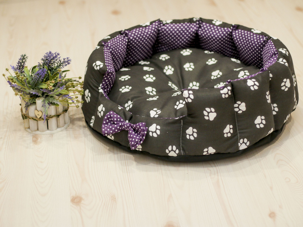 Лежанка для животных, кошек и мелких пород собак, со съемной подушкой / 50х50х16 см. Черные лапы, фиолетовая, #1