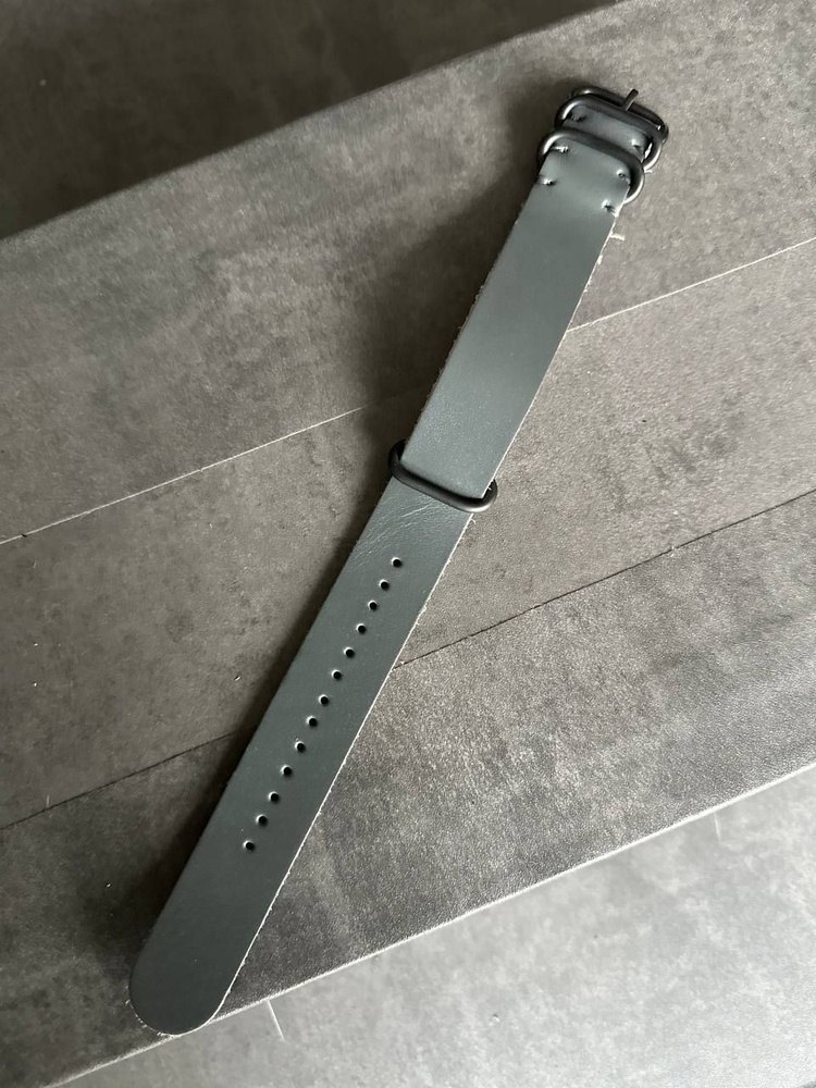 Ремешок для часов NATO Strap из итальянской кожи 22 мм ширина. Цвет серый, черная фурнитура  #1