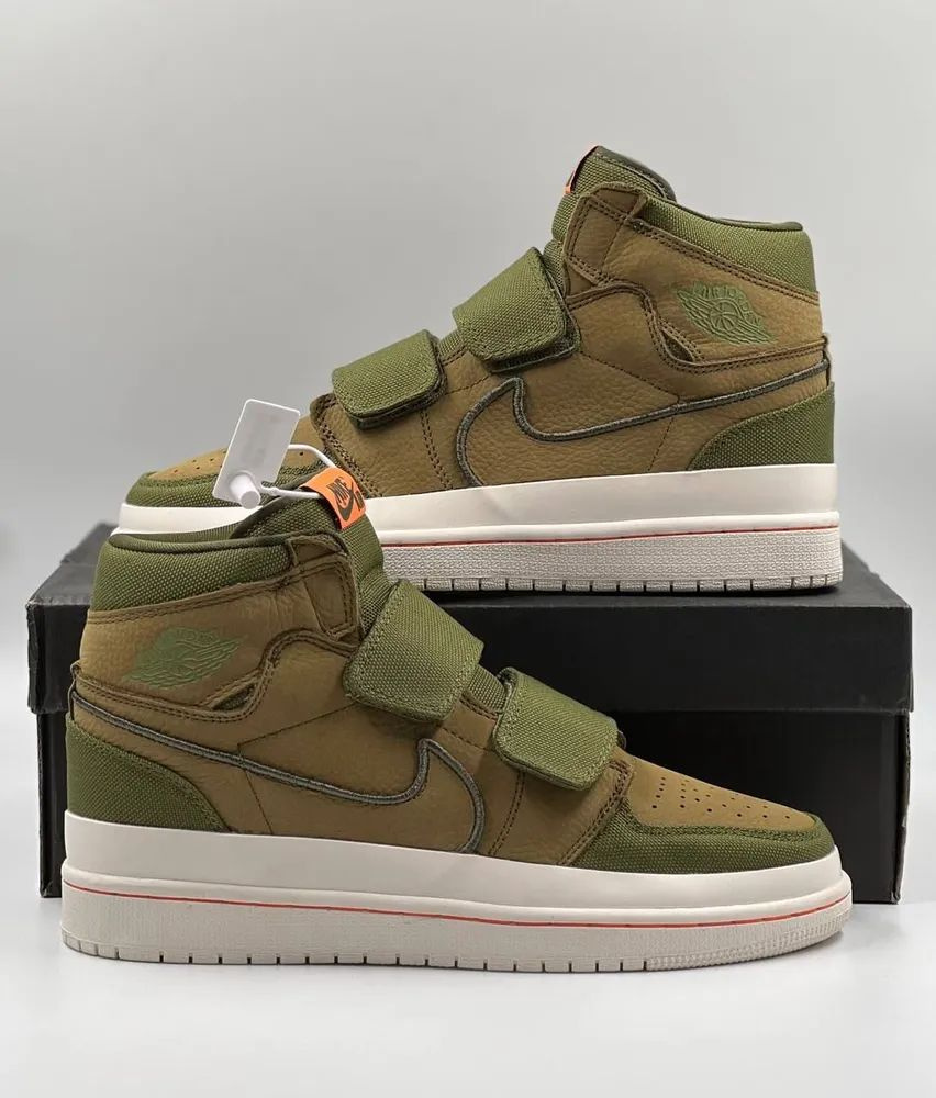 Кроссовки Nike Air Jordan 1 High Double Strap – оригинальная модель, которая вместо шнуровки для фиксации обуви на ногах имеет два ремня на липучках.  Высокий, стильный силуэт кроссовок, поддерживающий голеностоп, является влиянием Майкла Джордана, принимавшего участие в создании модели.  Применение современных материалов для верхней части кроссовок, также снижает вес обуви и обеспечивает вентиляцию.