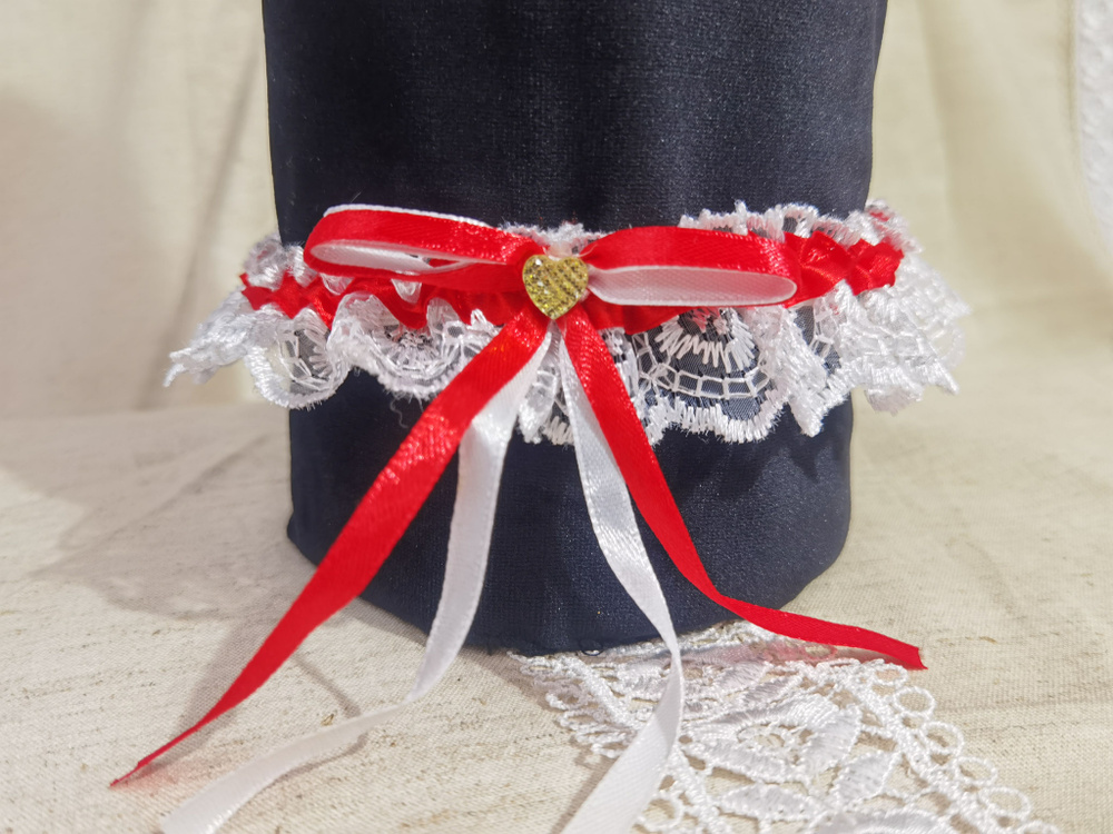Подвязка для невесты кружевная в красно-белом цвете с бантиком.  #1