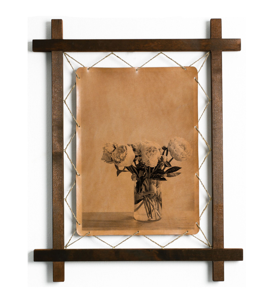 Картина "Пионы в стеклянной вазе, натюрморт", гравировка на натуральной коже, интерьерная для украшения #1