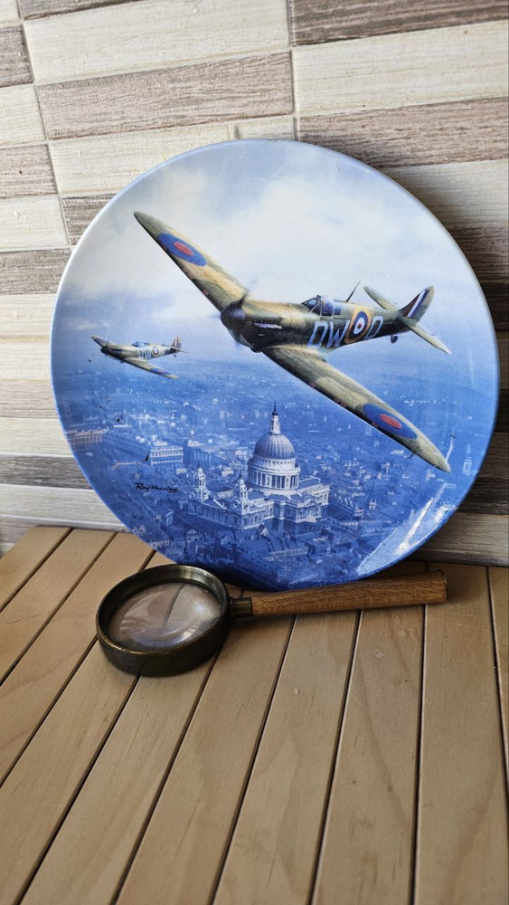 Коллекционная тарелка Royal Doulton Collectors Plate STIRLING HOME RUN From HEROES OF THE SKY Декоративная #1