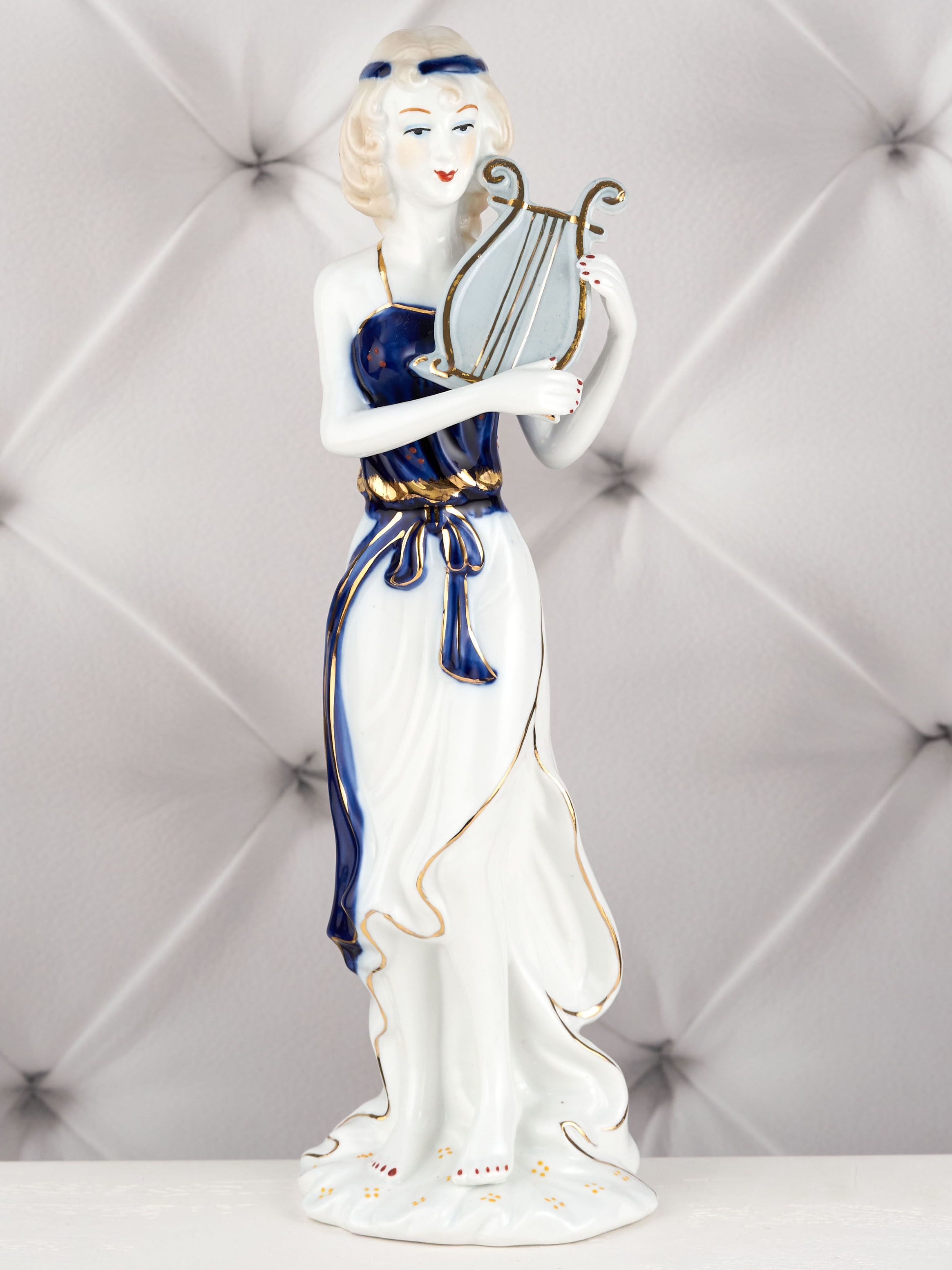 Фарфороваястатуэтка"Девушка",9,5*8*29см.