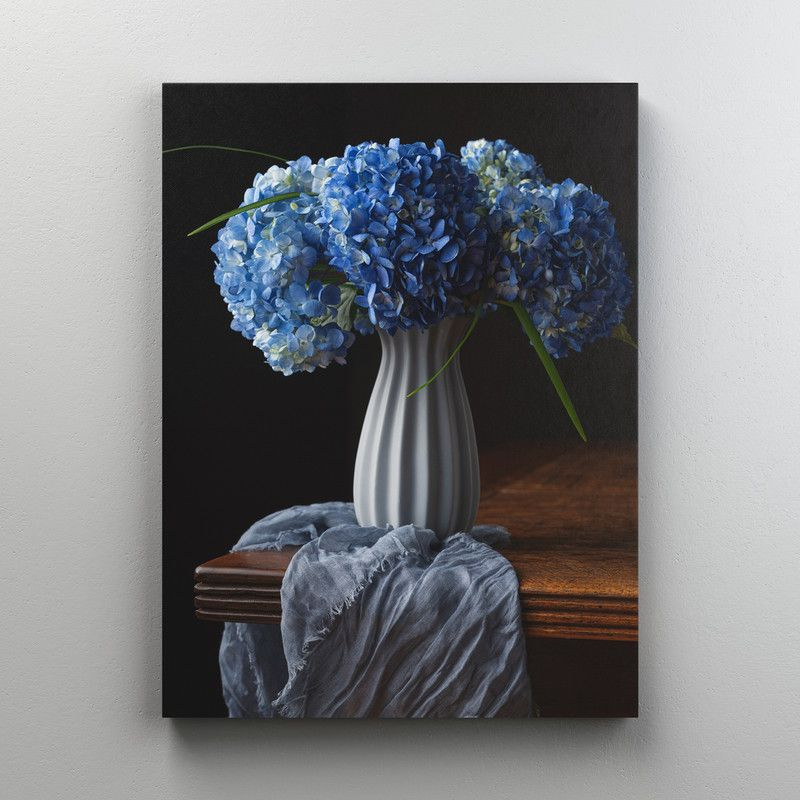 Интерьерная картина на холсте "Натюрморт - голубая гортензия в белой вазе" на подрамнике 75x100 см  #1