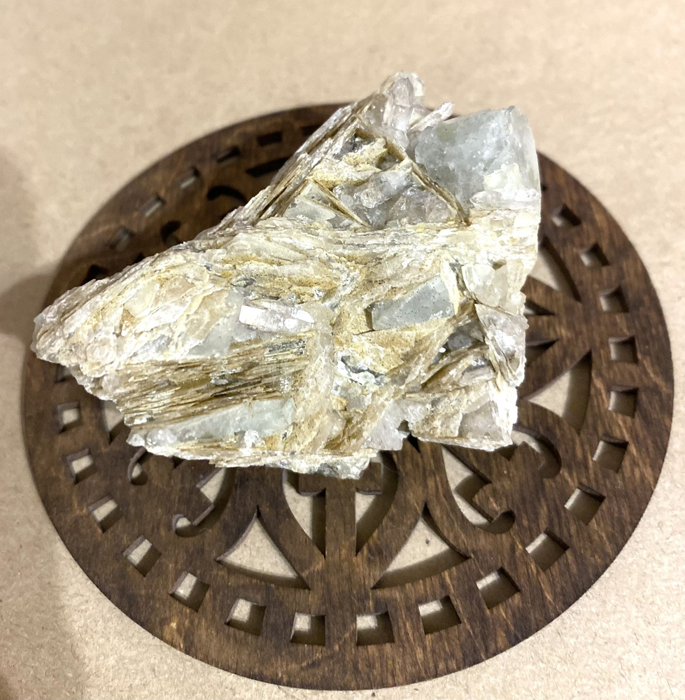 Кристаллы Датолита на Кальците / натуральный камень #1
