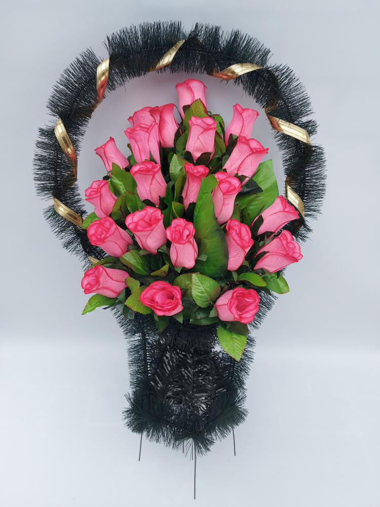 Корзина ритуальная с малиновыми розами 21 бутон 90 см высота, украшение цветника на могиле  #1