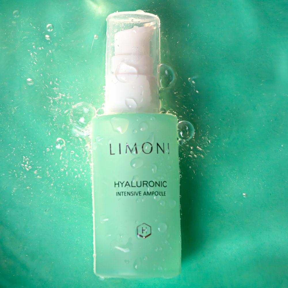 Корейская сыворотка для лица Hyaluronic Ultra Moisture Ampoule от LIMONI работает в двух направлениях: увлажняет глубокие слои кожи и создаёт защитный поверхностный слой. Предотвращает обезвоживание и шелушение. Сыворотка интенсивно и глубоко увлажняет, повышает эластичность и упругость кожи, замедляет процесс старения, разглаживает морщины. Предотвращает потерю влаги, улучшает защитные функции кожи, снимает раздражения, успокаивает, способствует заживлению кожи. Делает кожу сияющей.