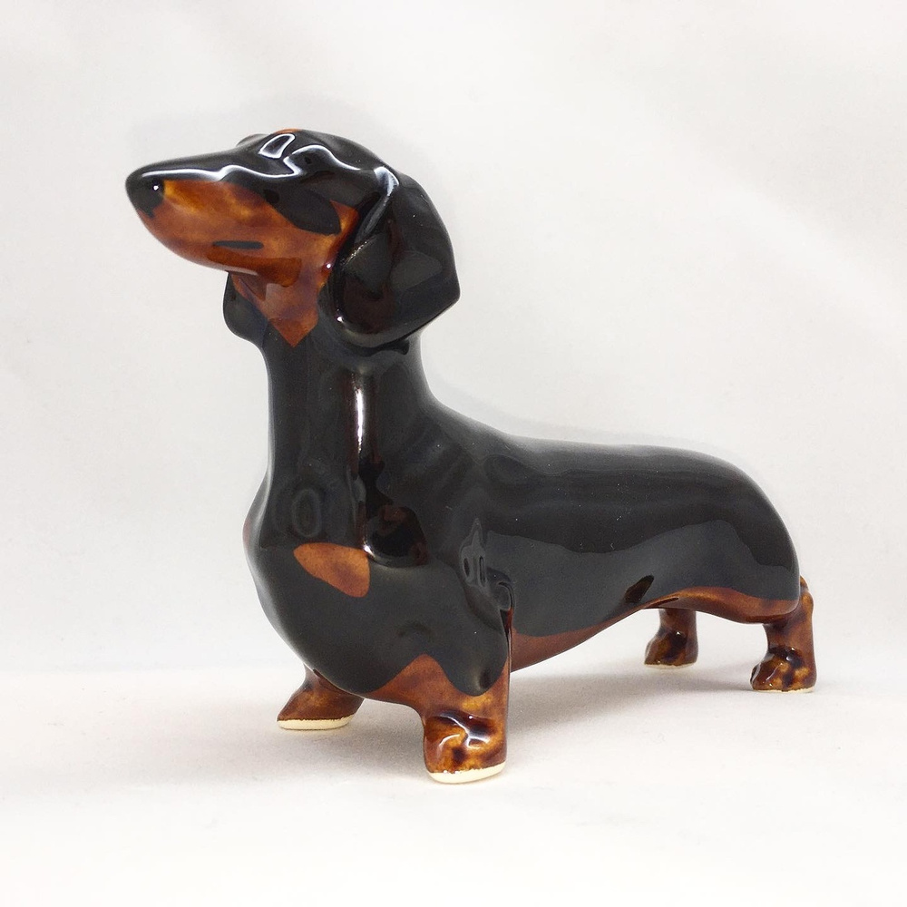 Фарфоровая статуэтки собаки такса в стойке черная #1