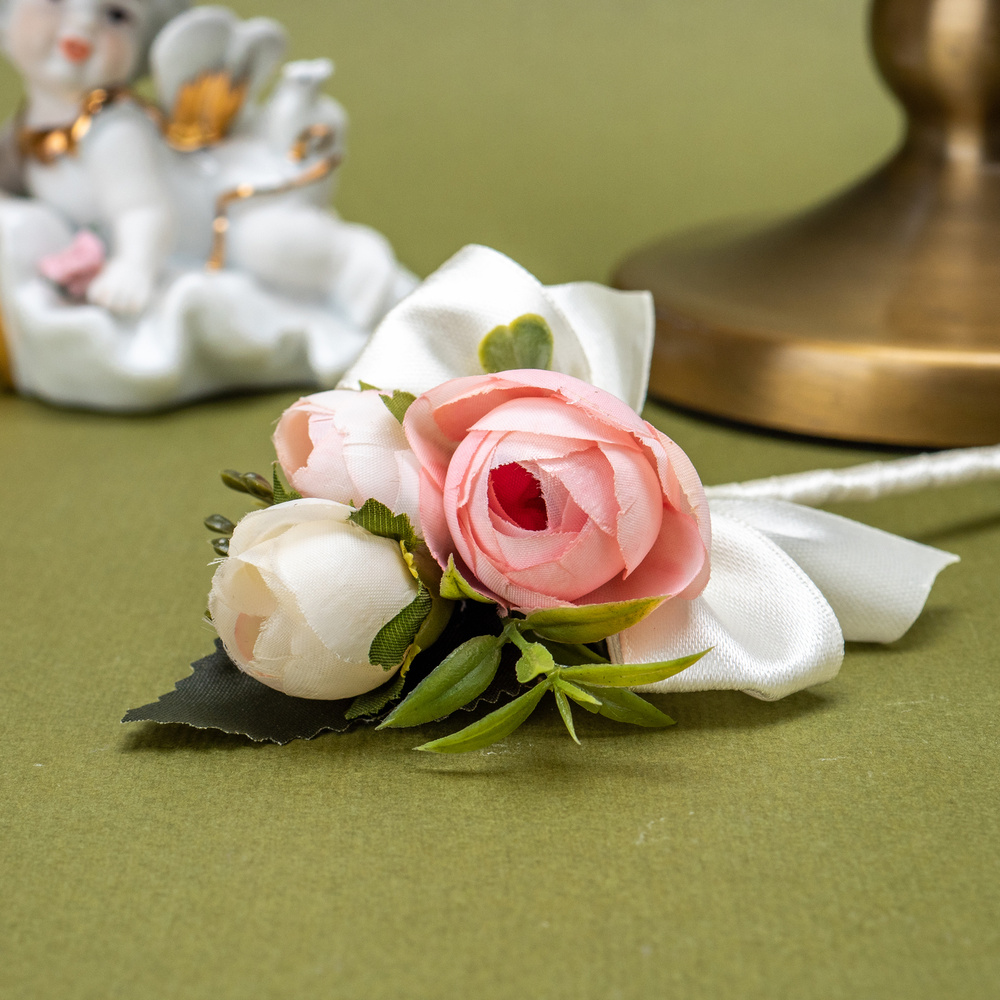 Нежная бутоньерка для смокинга жениха и свидетеля на свадьбу с пионами в белых и розовых тонах, декоративными #1