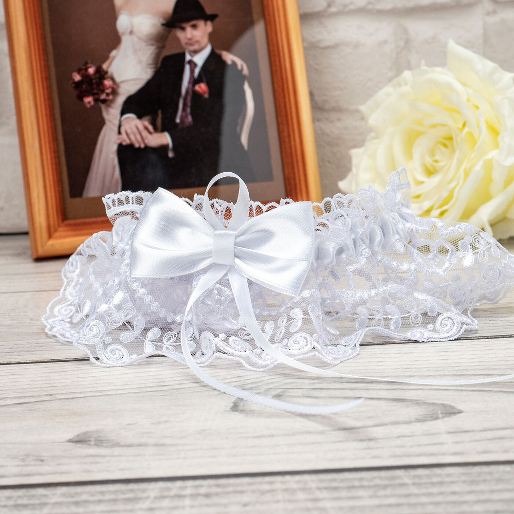 Свадебная кружевная подвязка для девушки "Камилла" с атласным бантом белого цвета, ажурными узорами и #1