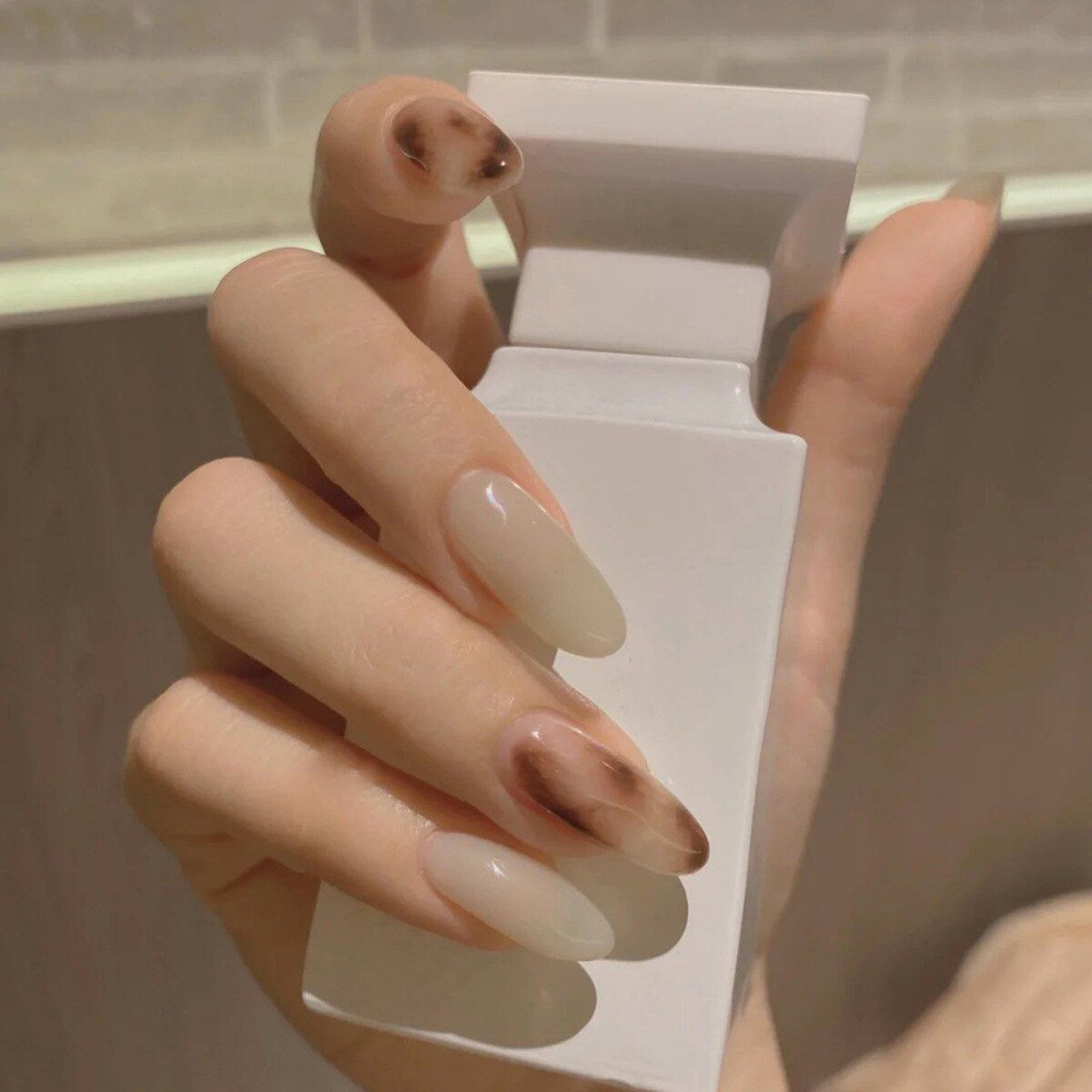 Накладные ногти бежево-белые, длинные, с рисунком мрамора (типсы + клеевые стикеры), быстрый маникюр #1