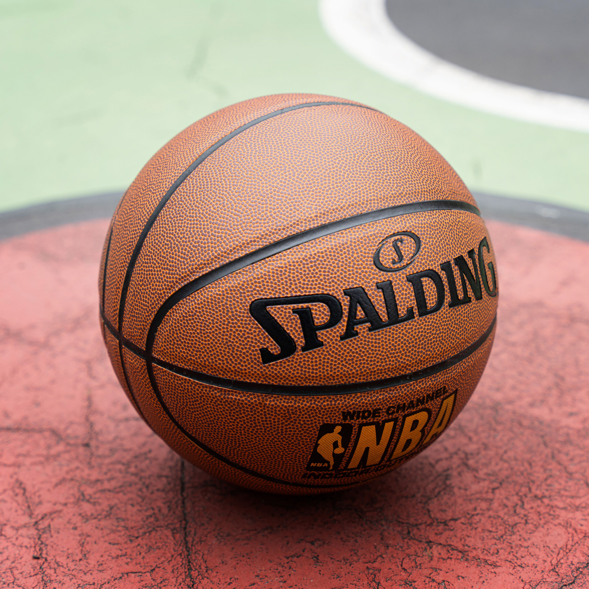 Мяч для баскетбола Spalding. Мяч баскетбольный , размер 7. Изготовлен из высококачественной искусственной кожи качества Lux.  Играйте красиво! Баскетбольный мяч обладает высокими техническими характеристиками, подходит для проведения соревнований среднего уровня, а также для интенсивных тренировок и игр. Рекомендуется для занятий в учебных заведениях, а также тренировок любительских команд. Мяч для игры в баскетбол, обладает высокими прочностными, износостойкими и игровыми характеристиками.  Предназначен для игры как на оборудованных площадках в зале, так и на улице в стритбол. Размер 7. Поставляется в спущенном виде. Насос с иглой идет в комплекте