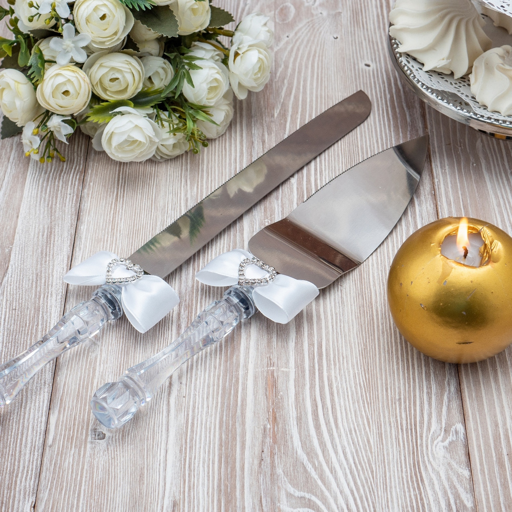 Набор приборов для свадебного торта молодоженов "Сердце" с прозрачными ручками, белыми атласными бантами #1