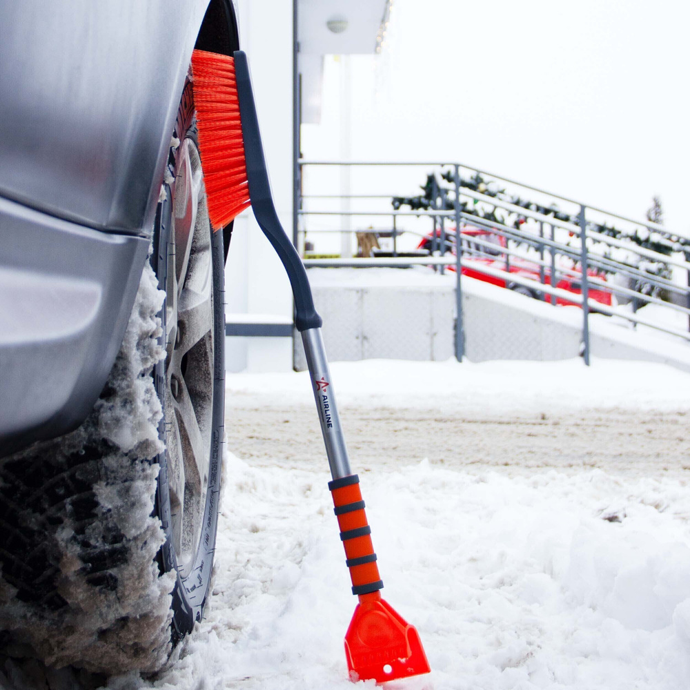 Щетка для снега автомобильная 80 см AIRLINE / Щетка-скребок для очистки снега и льда / Автощетка 2 в #1