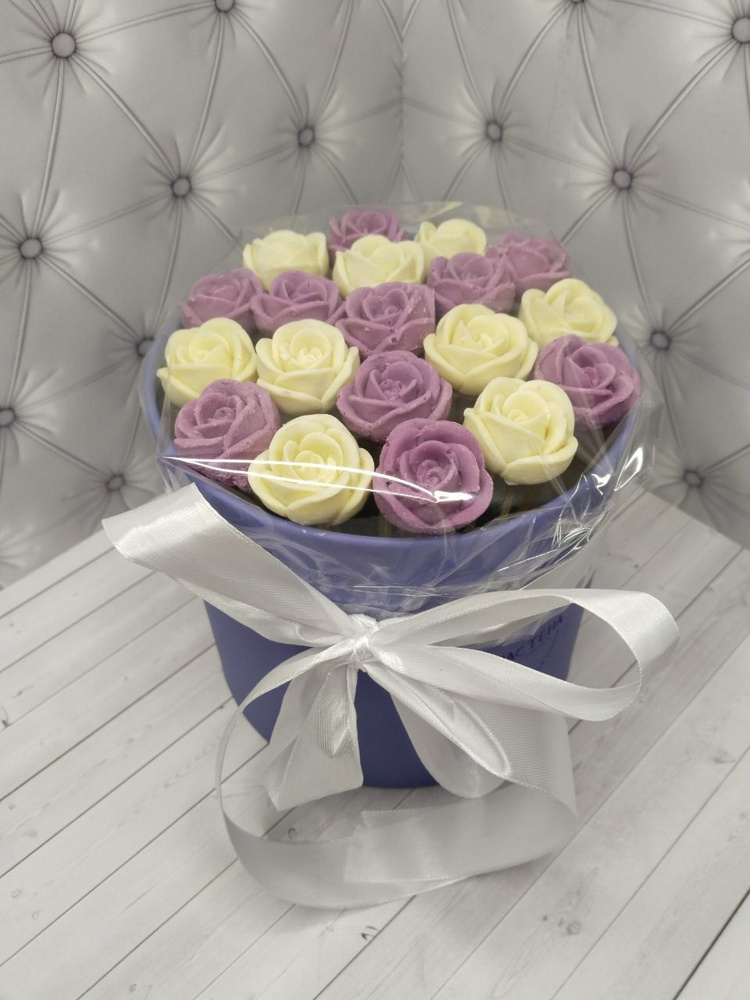 Букет из 19 шоколадных роз в шляпной коробке .Белые , сиреневые, фиолетовые розы в сиреневой упаковке. #1
