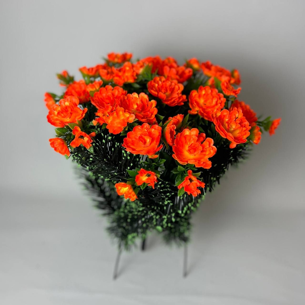 Корзина ритуальная с искусственными цветами "Хризантемы". на мелаллическом основании. Цветы устойчивы #1