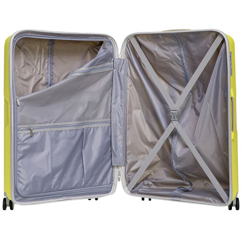 Внутри чемодана одно отделение на замке с дополнительным карманом и просторное отделение с багажными ремнями для ещё более удобной организации.