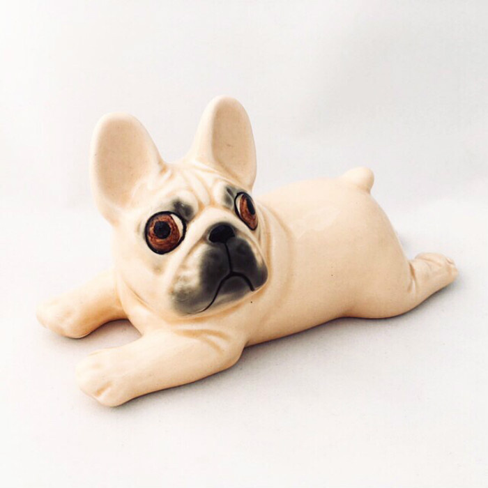 Статуэтка декоративная фарфоровая собака французский бульдог палевый в лёжке  #1