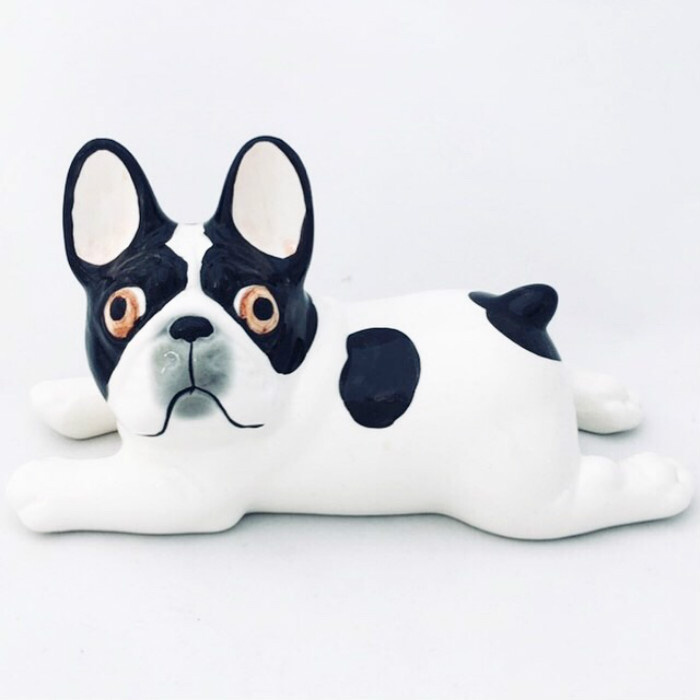Статуэтка декоративная фарфоровая собака французский бульдог бело-черный в лежке  #1
