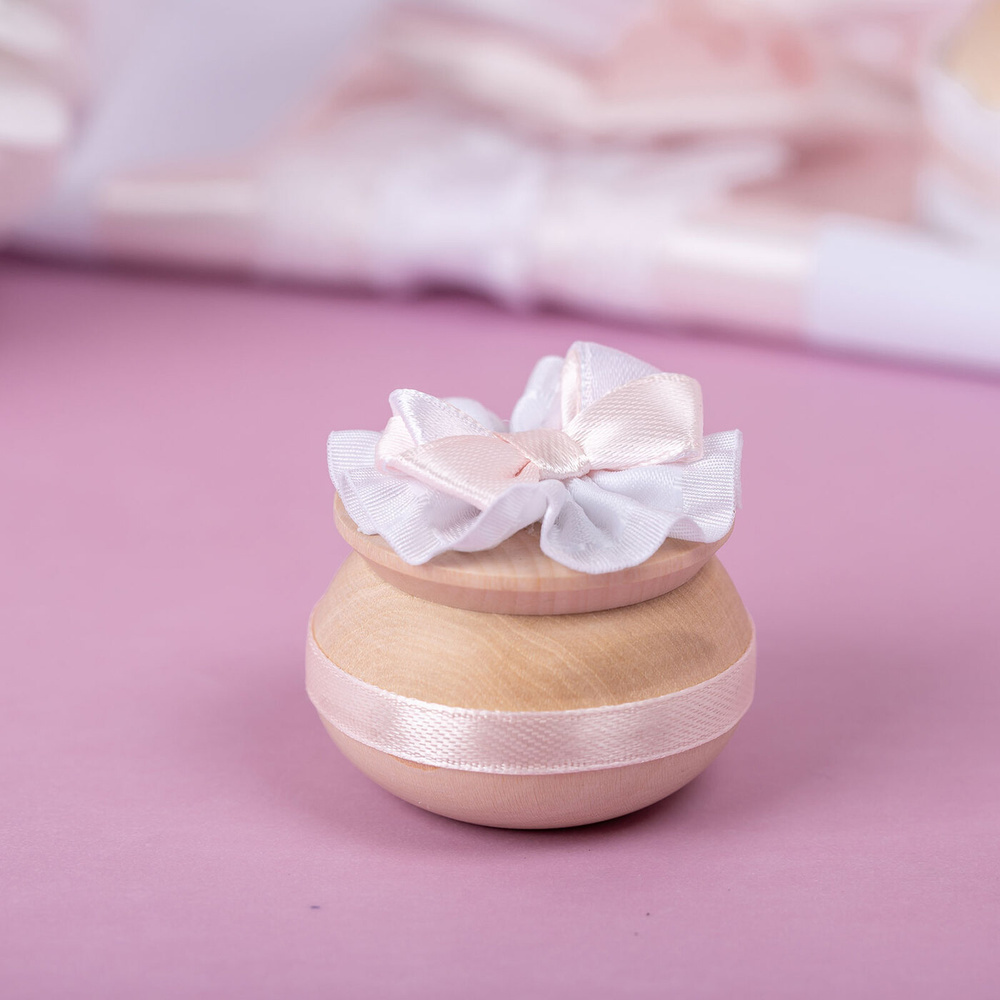 Небольшая деревянная солонка для свадебного каравая "Нежность" с белой тесьмой и атласным розовым бантом #1
