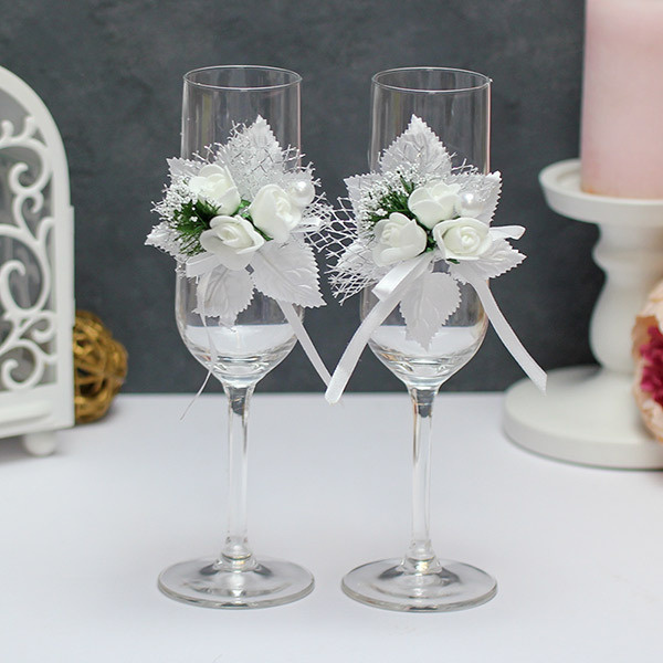 Свадебные бокалы молодоженов для шампанского ручной работы - фужеры для жениха и невесты "Букетик" (белый) #1