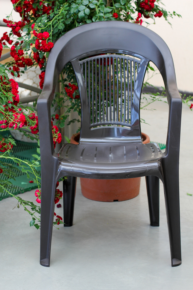 Кресло пластиковое для дачи и сада Стул универсальный с подлокотниками. Уцененный товар  #1