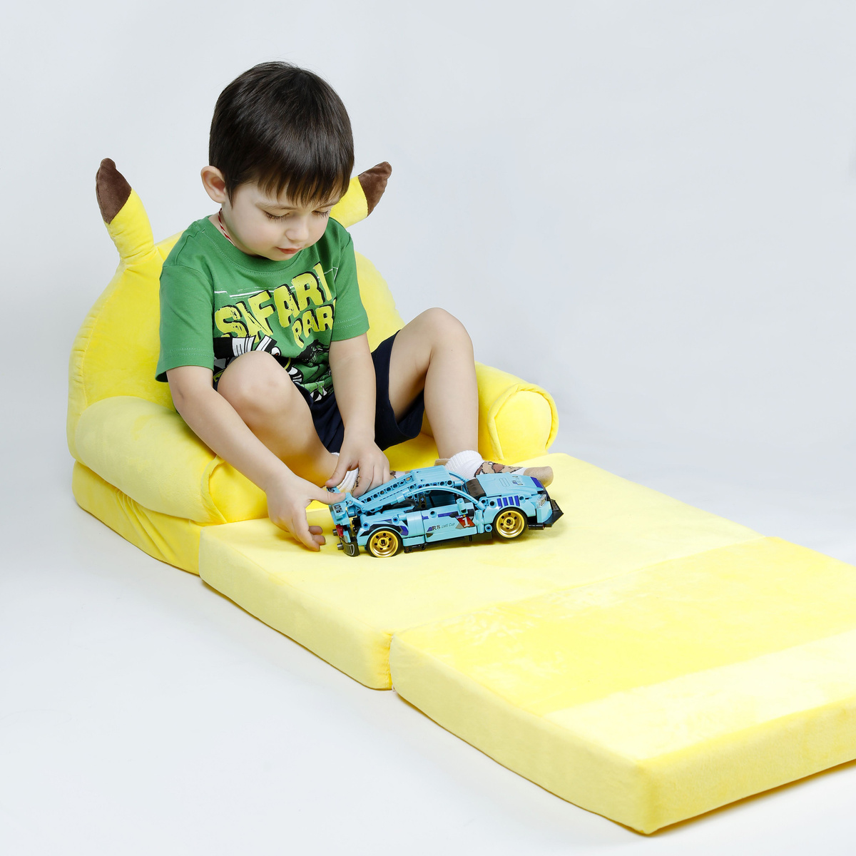 Комфортное мягкое кресло, которое легко превращается в небольшую кровать.