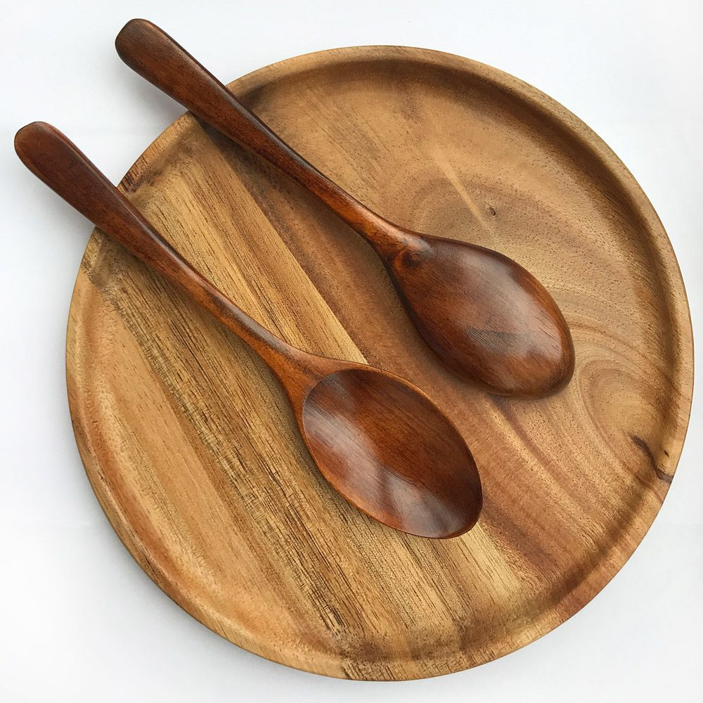 деревянные ложки на тарелке