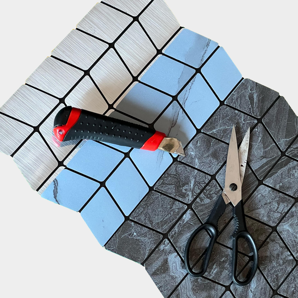 Панель можно легко разрезать ножницами, подогнав под размер нужной поверхности. На ощупь поверхность гладкая с благородным матовым глянцем. Рисунок с ненавязчиво выраженным эффектом 3D.