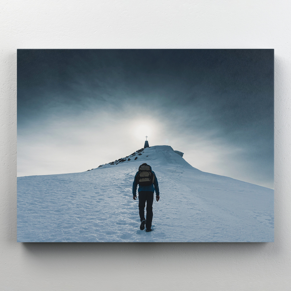 Интерьерная картина на холсте "Альпинист на Эвересте" путешествия, на подрамнике 30x22 см  #1