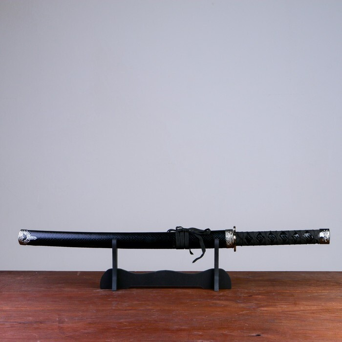 Сувенирное оружие "Катана на подставке", чёрные ножны под змеиную кожу, 70см, клинок 31см  #1