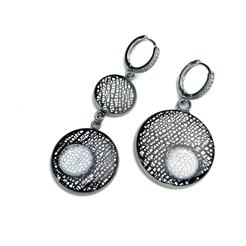 Асимметричные черно-серебристые серьги из полимерной глины с радужными блестками  #1