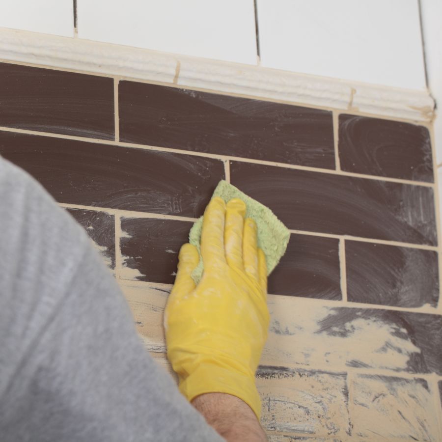 Штукатурка стен с неровностями. Демонтаж плитки со стен. Плитка в старой квартире. Затирка плиточных швов. Демонтаж плитки в ванной.