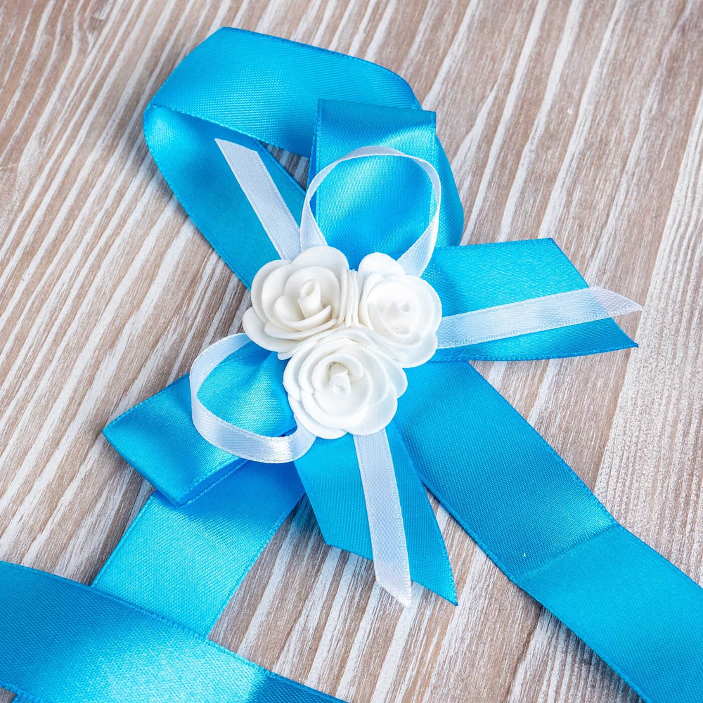 Лазурный браслет для свидетельницы на свадьбу из атласных лент яркого голубого цвета, с белыми розами #1