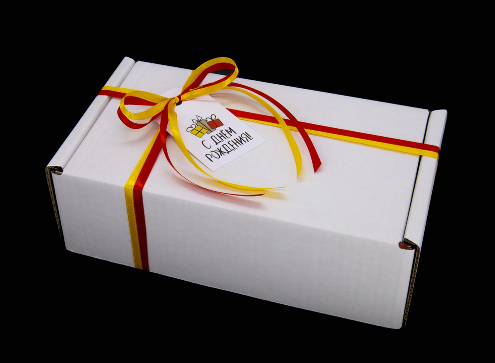 Крафтовая белая подарочная коробка "С ДНЁМ РОЖДЕНИЯ" (23,5x13,5x8 см) с красным наполнителем "тишью", #1
