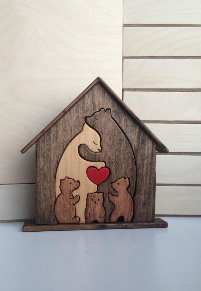 Сувенир из дерева "Семья медведей с сердцем в домике с тремя медвежатами"  #1