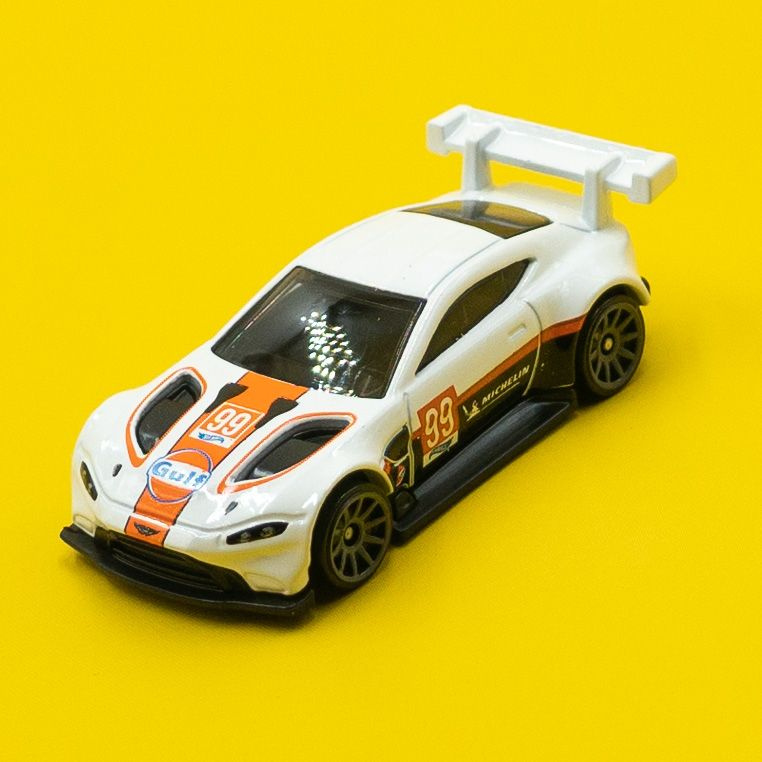 Машинка Hot Wheels Aston Martin Vantage GTE Коллекционная #1