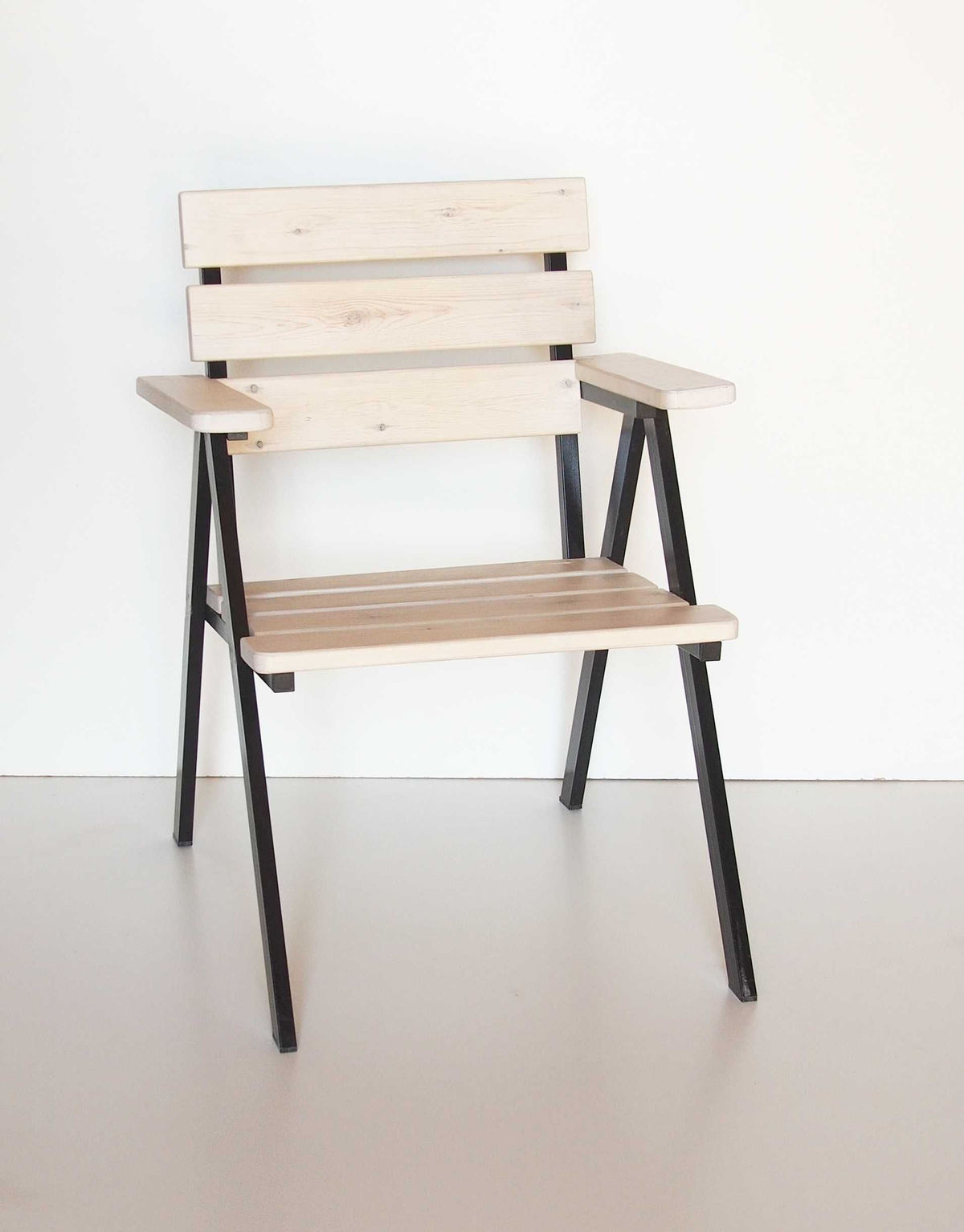 Кресло в стиле "лофт", деревянные рейки на металлическом каркасе