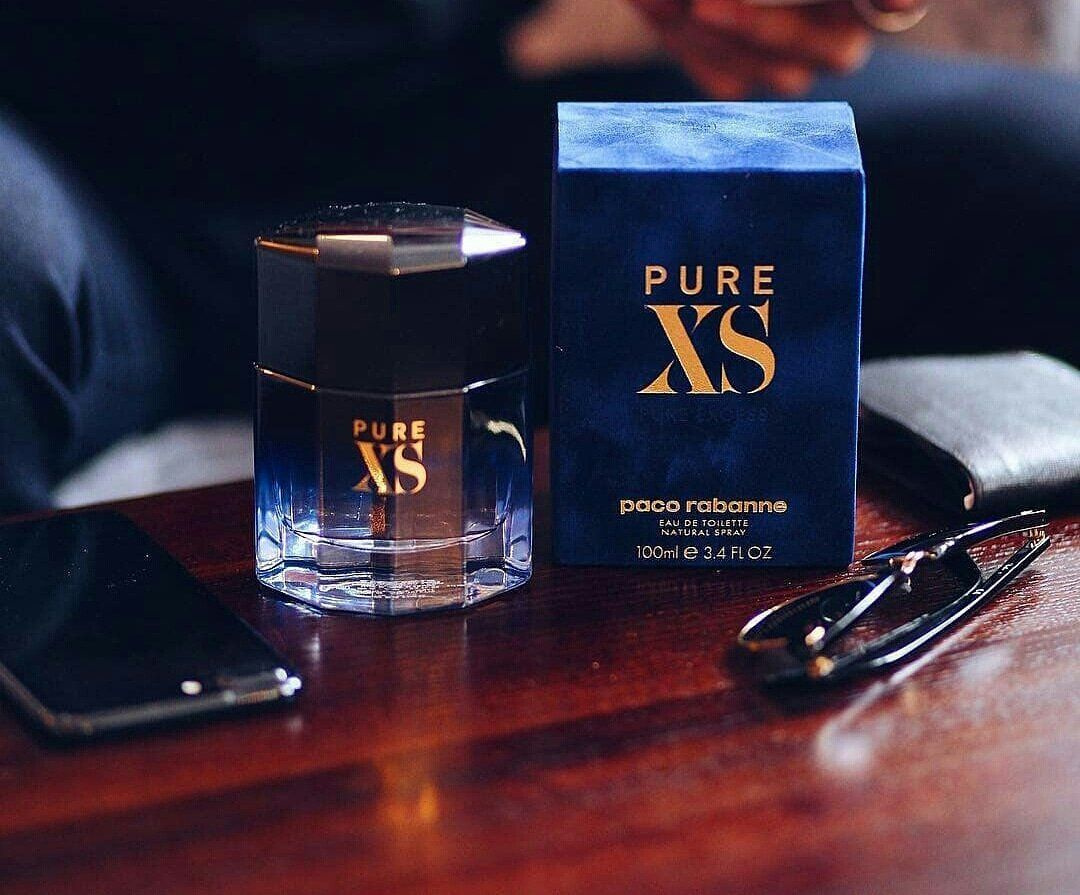 Pure Xs - настоящая находка для утонченных и элегантных мужчин, стремящихся подчеркнуть свою уникальную индивидуальность через аромат. Эта туалетная вода, вместимостью 100 мл, идеально подходит для ежедневного использования, а также для особых случаев, когда необходимо добавить нотку роскоши и обаяния. Сочетание свежести и пикантности делают этот аромат по-настоящему незабываемым. Верхние ноты раскрываются сочными цитрусами и пряными аккордами, создавая впечатляющее первое впечатление. Постепенно аромат переходит в сердечные ноты, которые раскрываются теплыми и чувственными оттенками, усиливающими общее впечатление своей глубиной и насыщенностью. Завершающие базовые ноты дарят композиции стойкость и долгий шлейф, оставляя за собой след загадочности и притягательности. Pure Xs - это выбор тех, кто предпочитает качественную парфюмерию и знает толк в тонких ароматах, подчеркивающих индивидуальность и стиль мужчины. Попробуйте Pure Xs и позвольте себе окунуться в мир изысканных запахов, которые будут восхищать вас и окружающих на протяжении всего дня